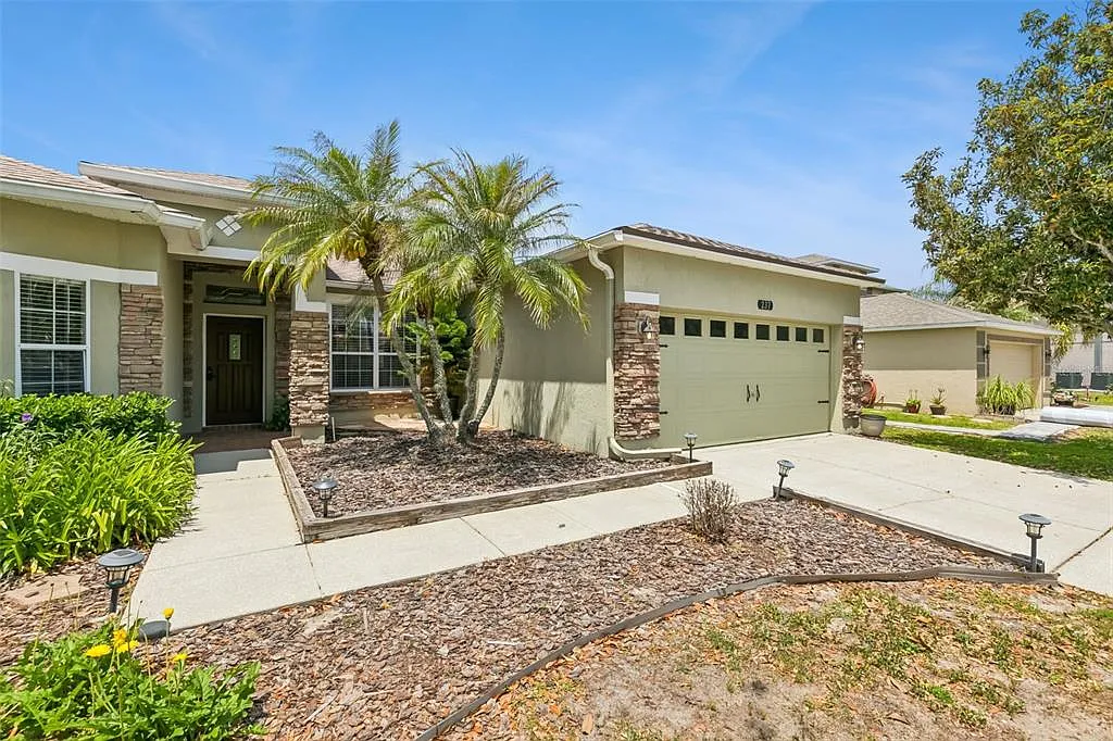4 bed, 2.0 bath, 2278 sqft, $2,600 — Photo 1