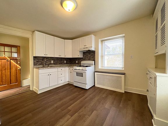 Freshly updated eat-in kitchen