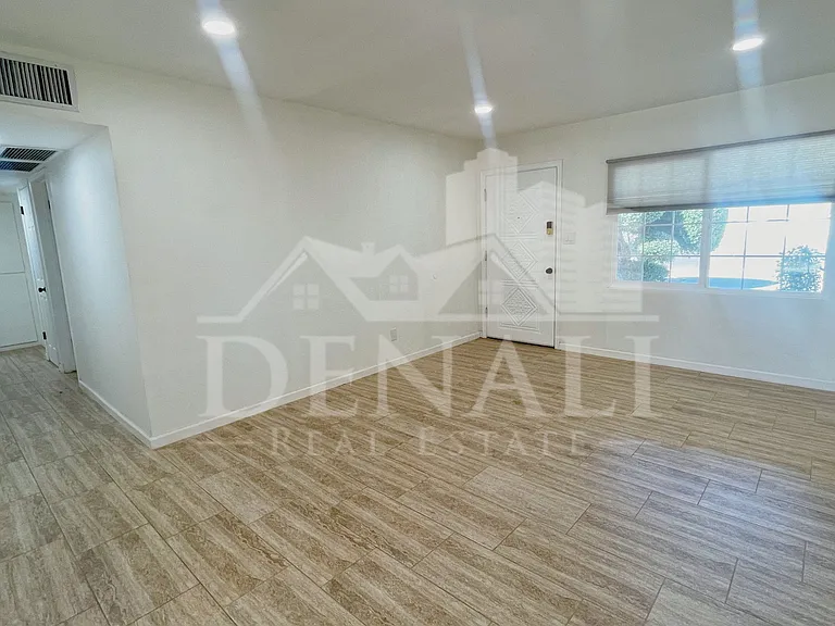 2401 E Meadowbrook Ave — Photo 6