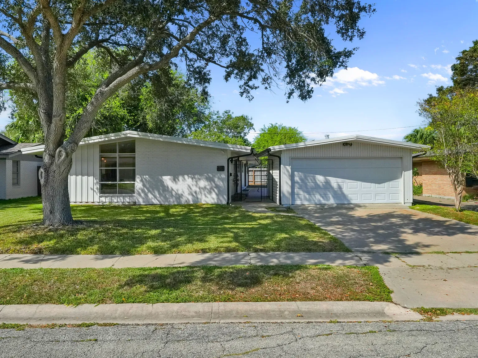 4 bed, 2019 sqft, $2,375 — Photo 1