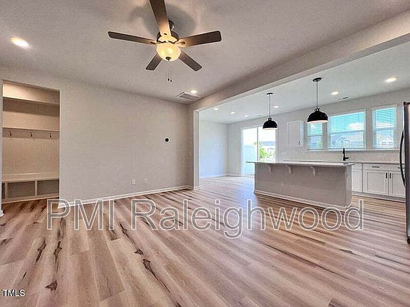 4th image of 136 Kobus Ct