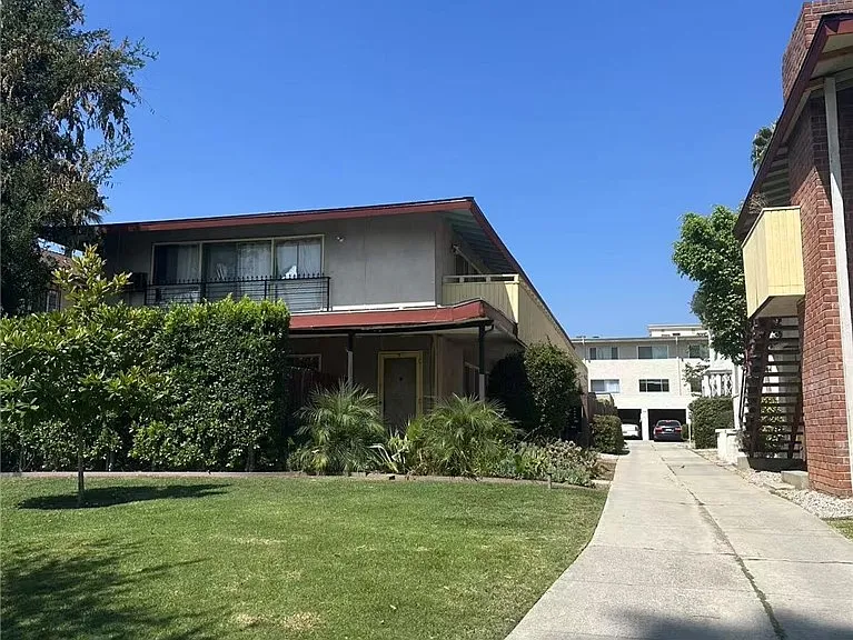 415 S El Molino Ave #11 — Photo 3