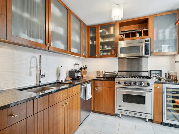 250 East 53rd Street image 7 of 13