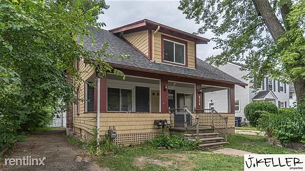 914 Woodlawn Ave — Photo 1