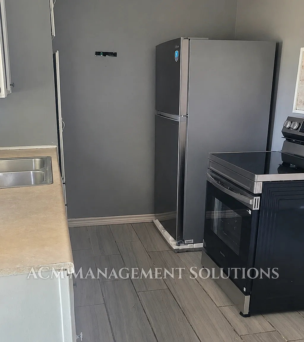 3 bed, 1.5 bath, 840 sqft, $1,300 — Photo 3