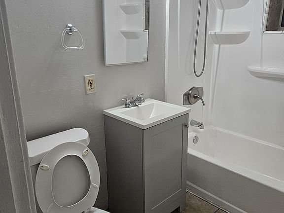 2nd image of 107 Roosevelt Ave #107