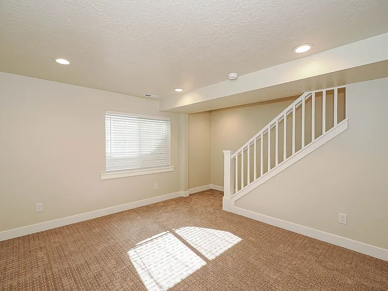 251 E 1280 N — Photo 38