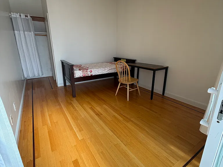 945 Plymouth Ave — Photo 2