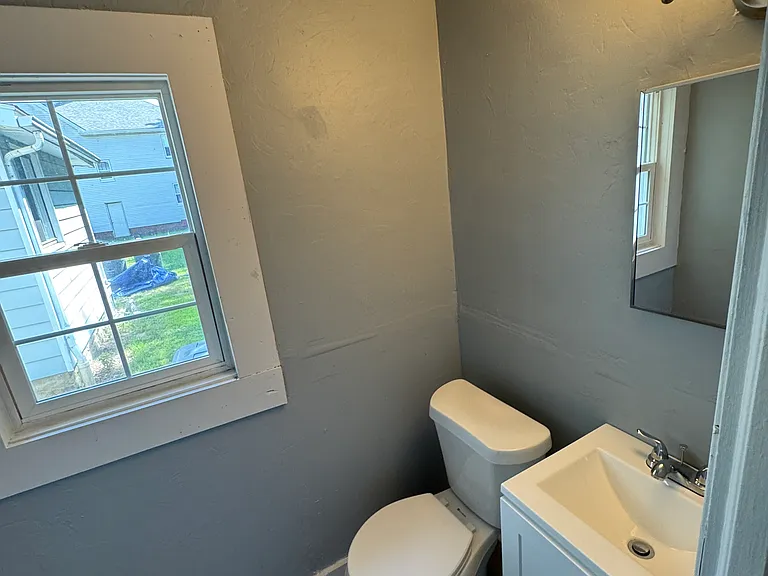 910 Whittier Ave — Photo 6