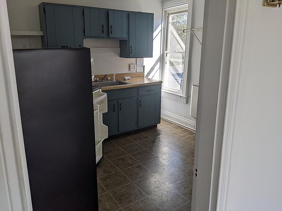 3rd image of 927 S Queen St APT 3