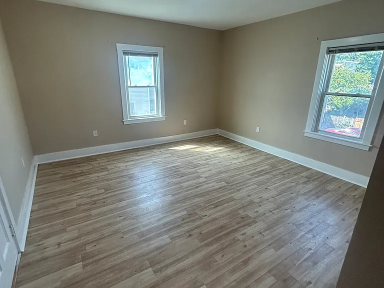 566 Bay St — Photo 3