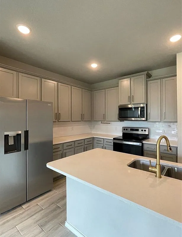 4 bed, 3.0 bath, 2403 sqft, $2,600 — Photo 3