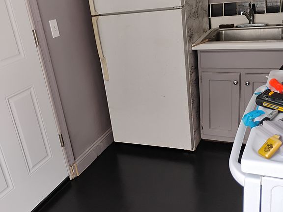 Kitchen (recent, no more cabinets)