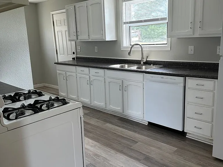 2211 S Sergeant Ave — Photo 3