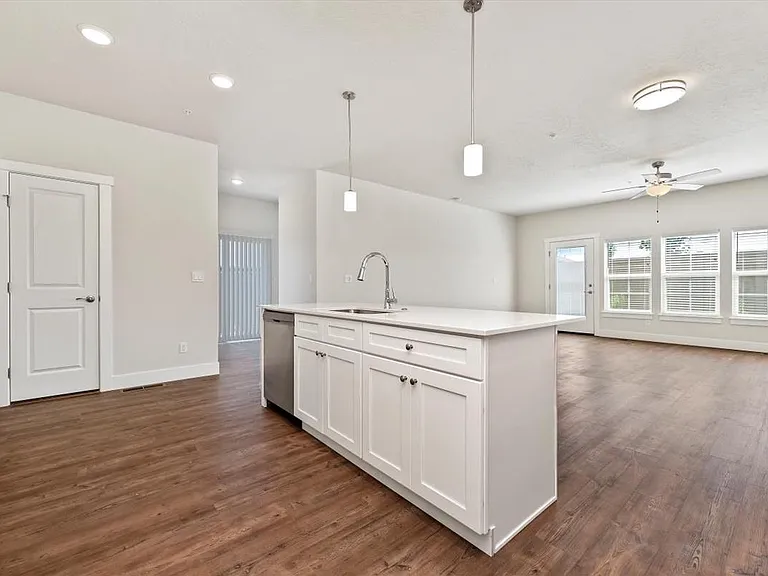 Ascent Townhomes — Photo 18