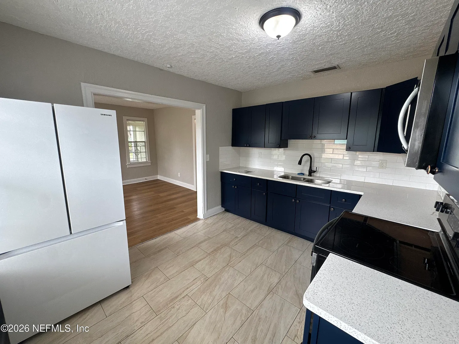 3 bed, 2.0 bath, 1028 sqft, $1,450 — Photo 2