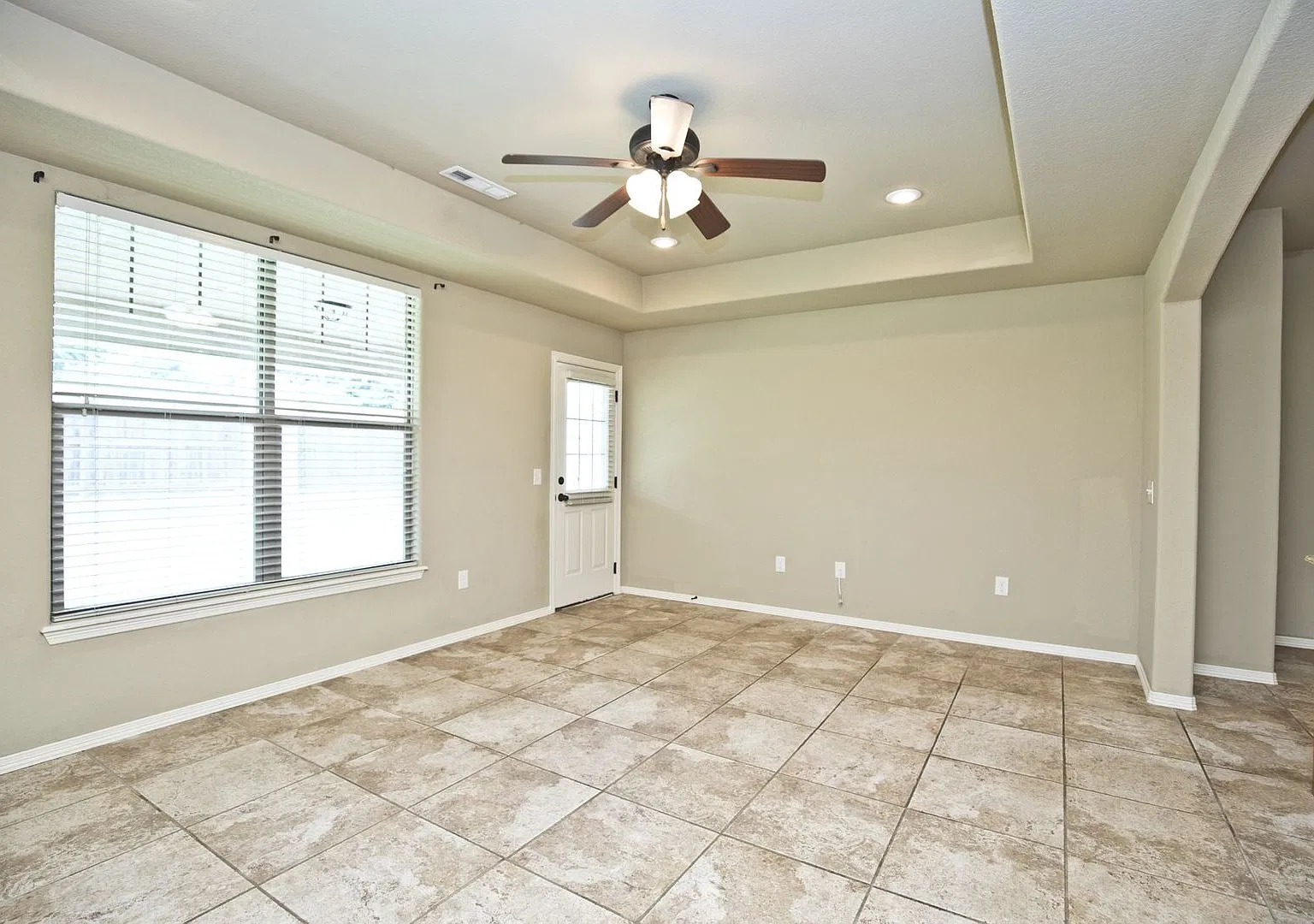 910 Crownview Street — Photo 2