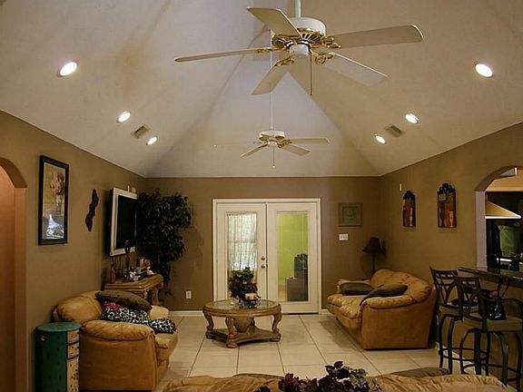 Living room offer high ceilings and recessed lighting !