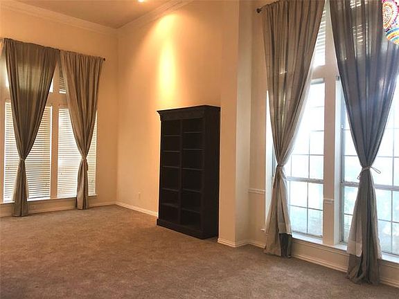 4th image of 562 Indian Rock Dr