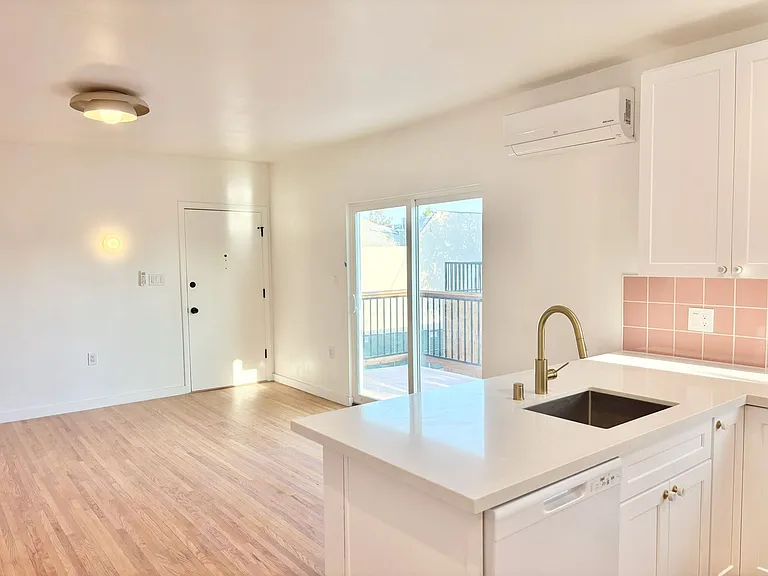 4941 York Blvd — Photo 2