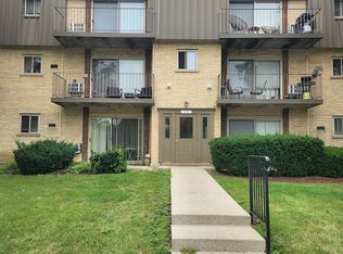 575 Fairway View Dr #1F, Wheeling, IL 60090