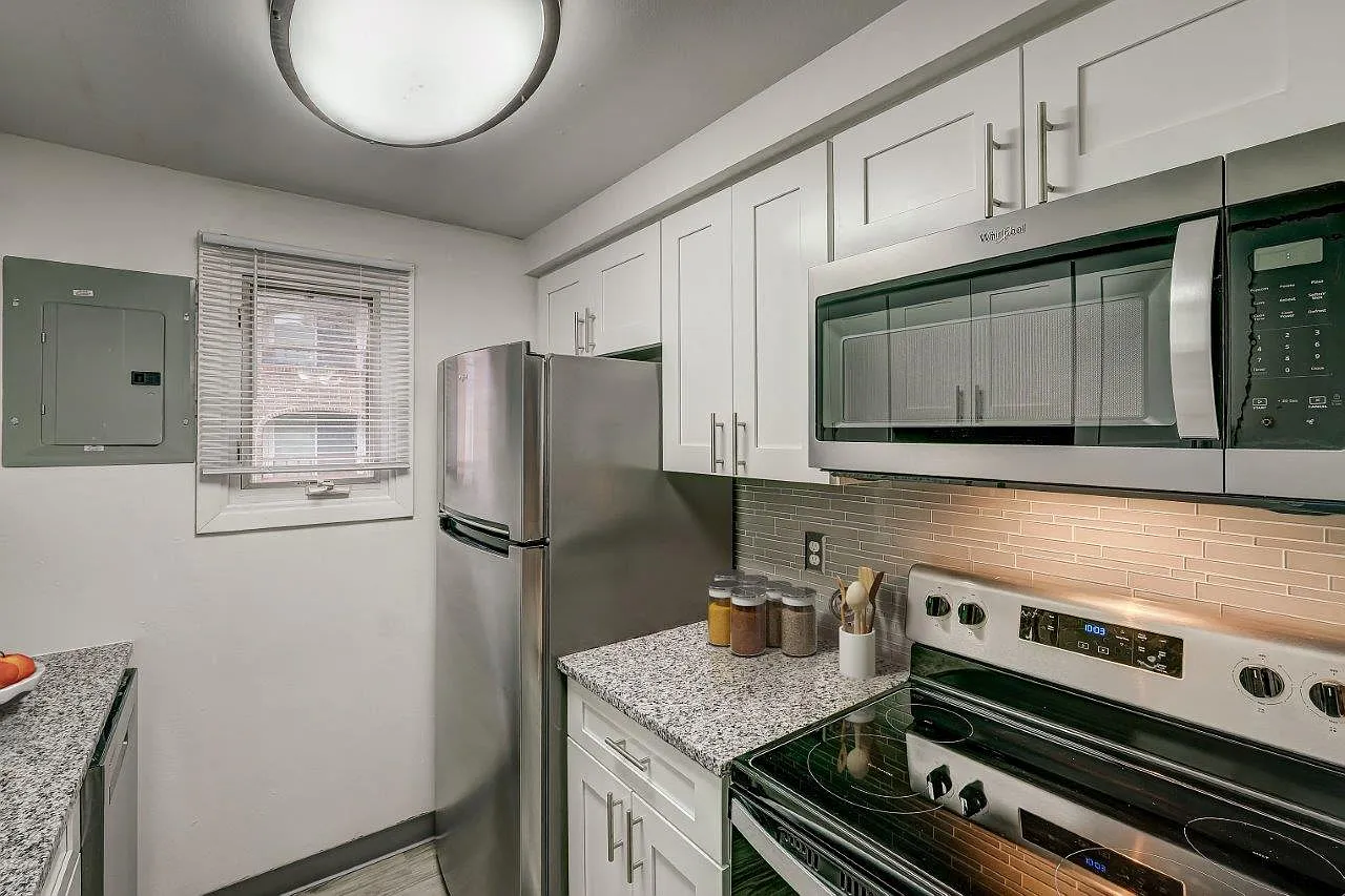 Raintree Island Apartment Homes — Photo 4