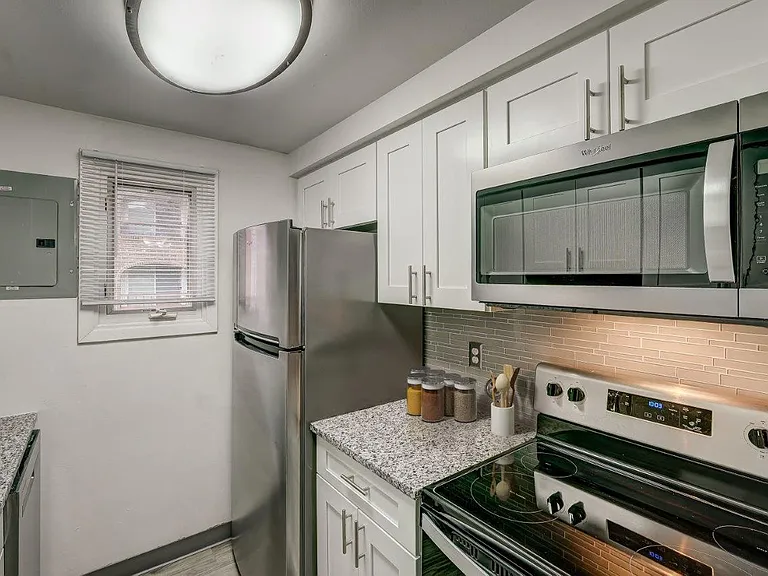 Raintree Island Apartment Homes — Photo 4
