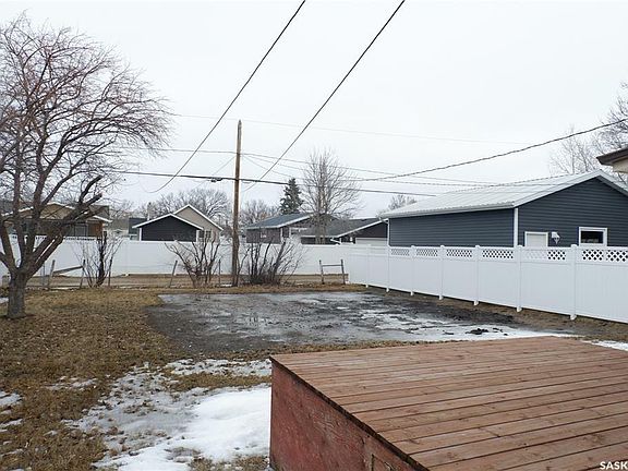 3rd image of 416 6th Ave W