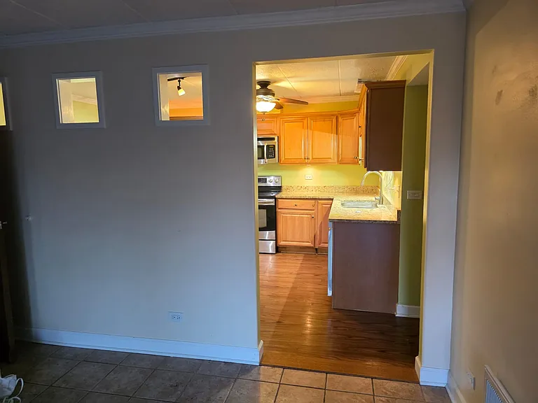 Double sink and food disposal in the kitchen.
