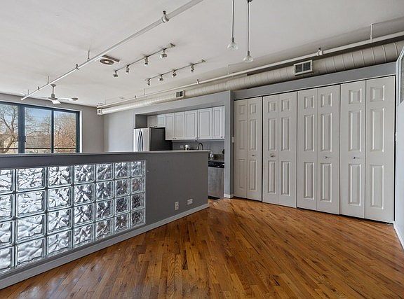 4th image of 2011 W Belmont Ave APT 202