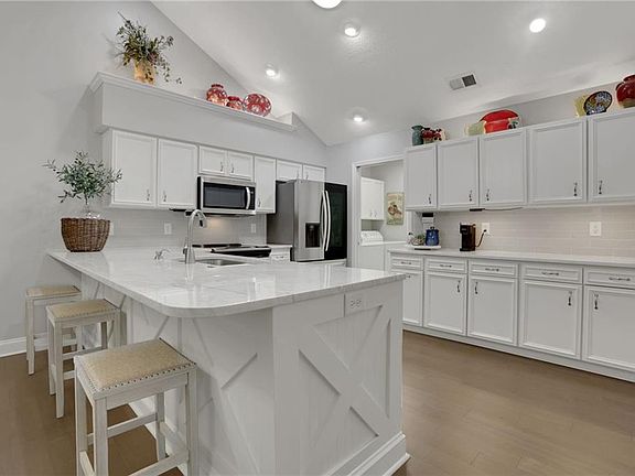 2nd image of 6105 Malloway Ct