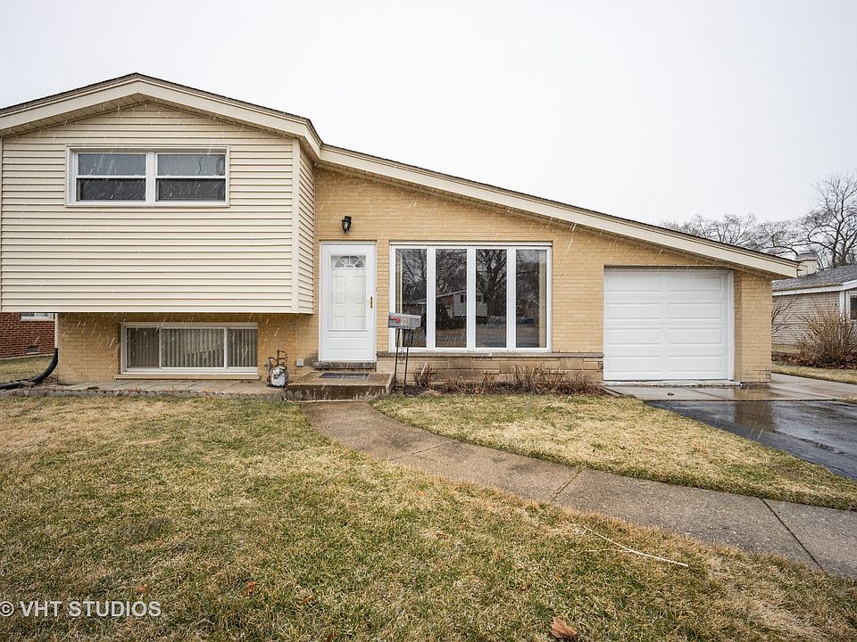 1st image of 221 Valerie Ct