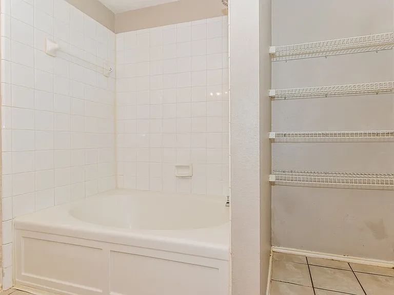 1112 Alexandria Dr — Photo 12