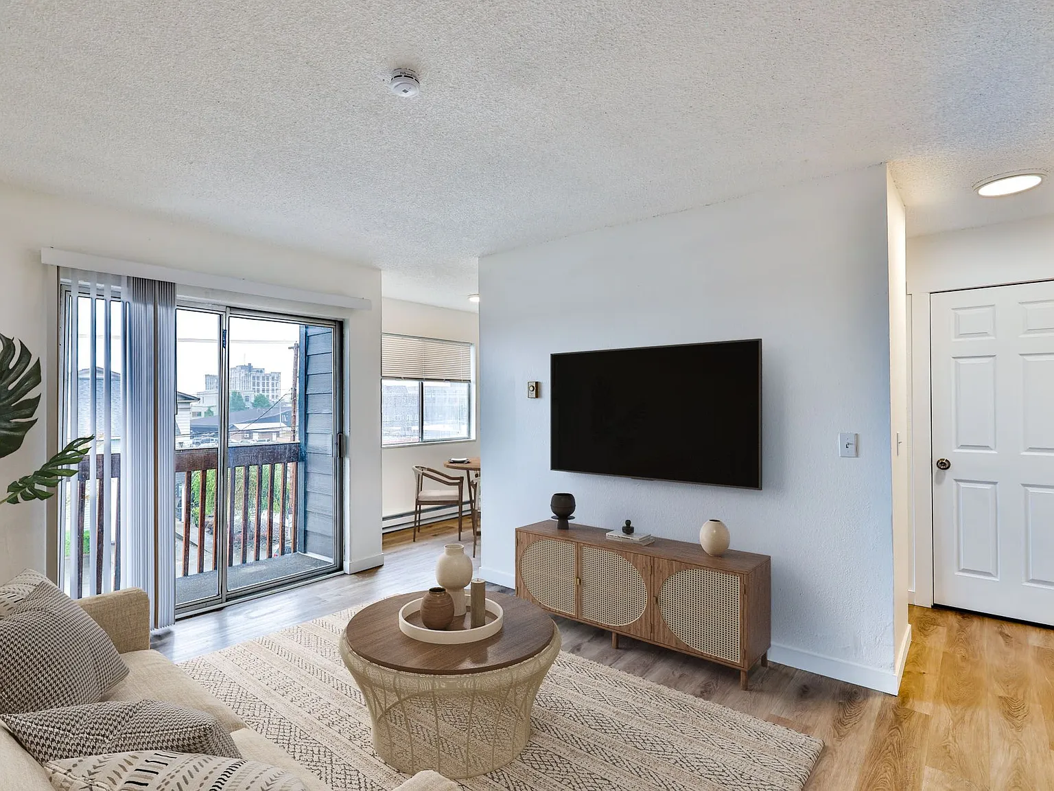 2 bed, 750 sqft, $1,325 — Photo 2
