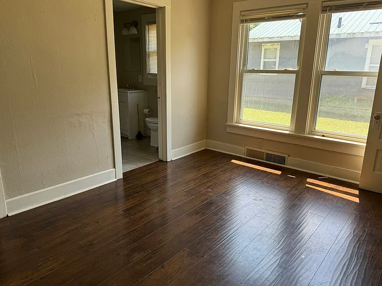 924 Hall St — Photo 8