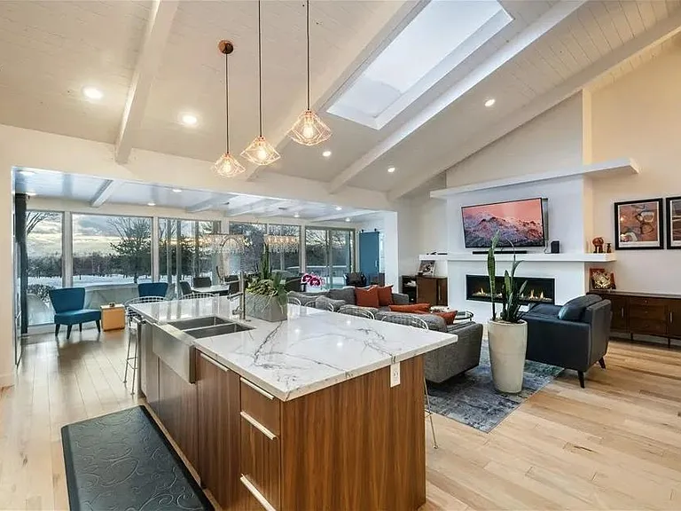 2660 E Parleys Way — Photo 4