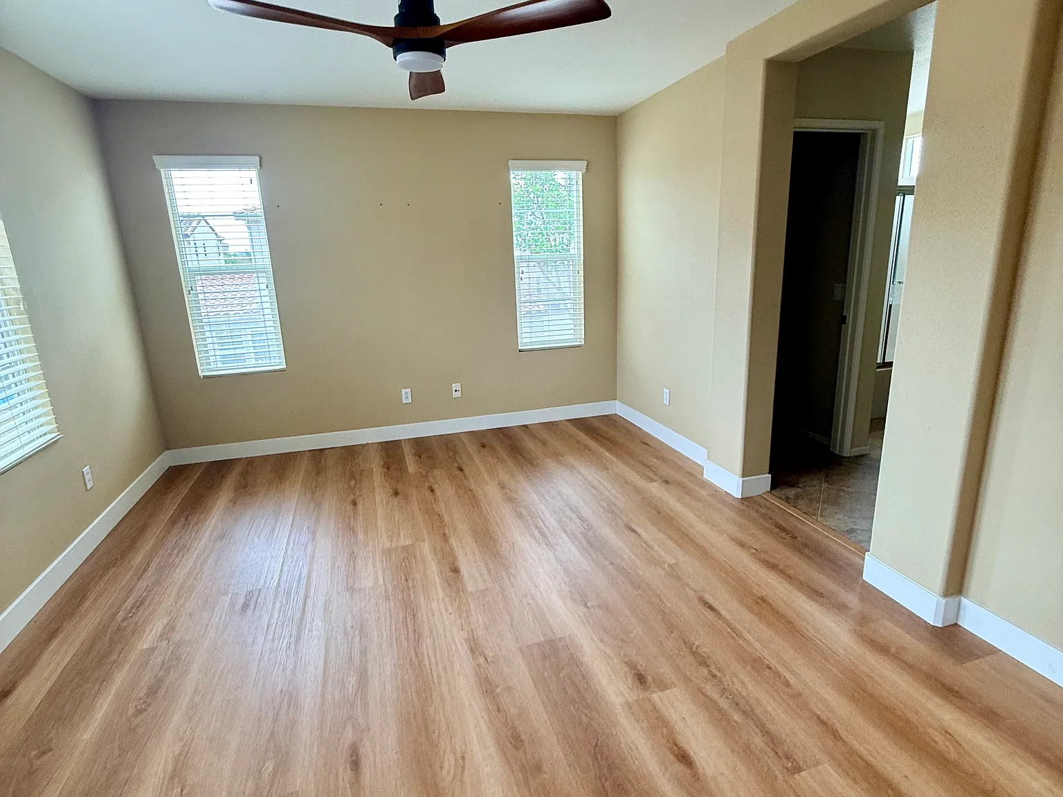 3 bed, 2.5 bath, 1577 sqft, $4,300 — Photo 4