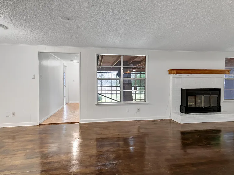 410 Shady Ln — Photo 12
