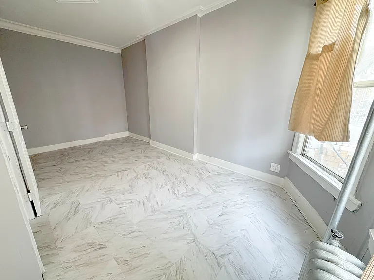 622 E 3rd St #1 — Photo 6