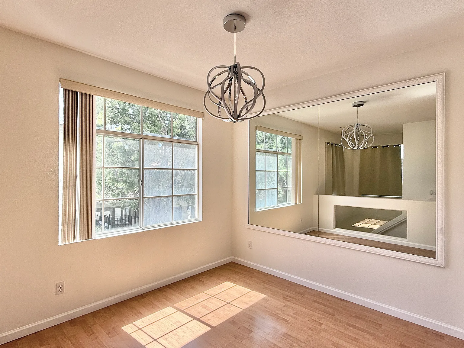 3 bed, 1313 sqft, $3,848 — Photo 4