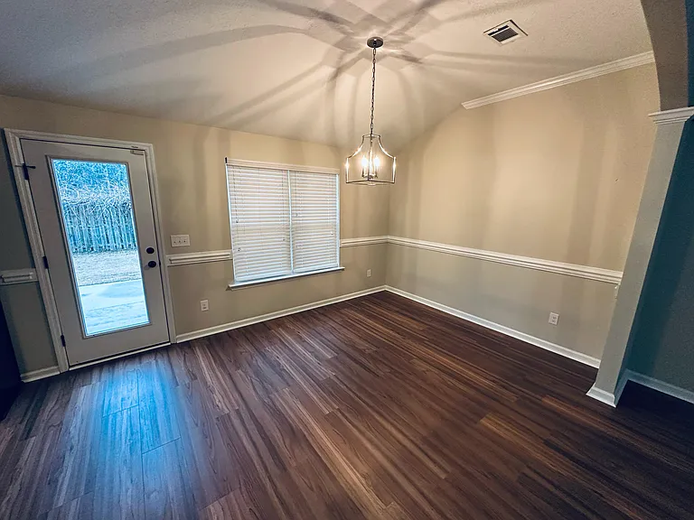 3272 Alexandria Dr — Photo 7