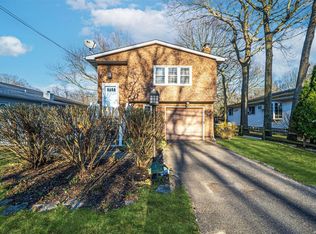 7 Lexington Rd N, Shirley, NY 11967