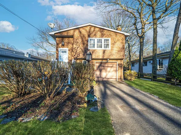 7 N Lexington Road, Shirley, NY 11967