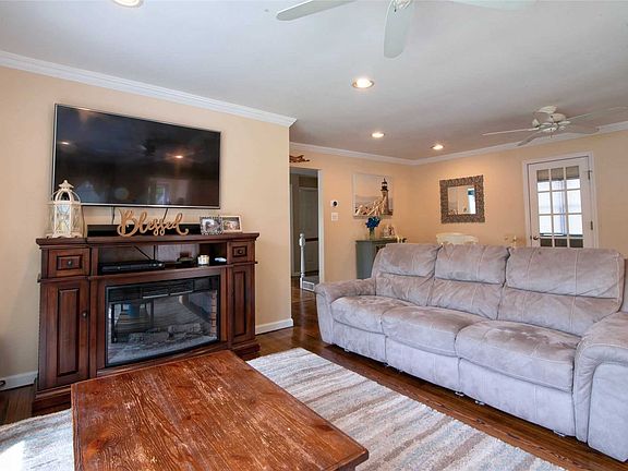 3rd image of 110 Curtis Dr