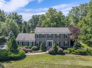 4 Old Farm Rd, Hampton, NJ 08827