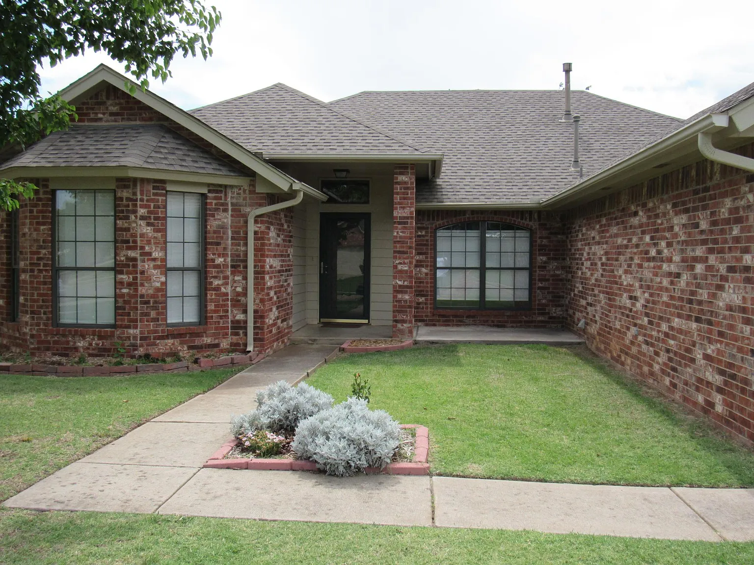 3 bed, 1932 sqft, $1,599 — Photo 2