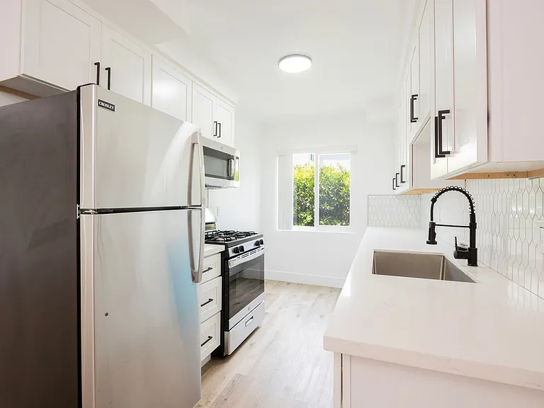 904 N Sierra Bonita Ave — Photo 6