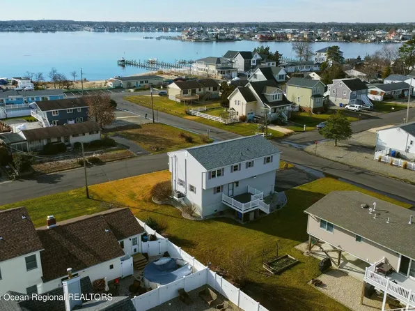 210 Riviera Dr, Toms River, NJ 08753