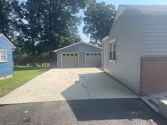 2nd image of 407 Country Club Ln