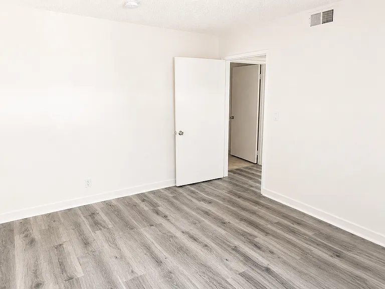 15020 Burbank Blvd — Photo 16